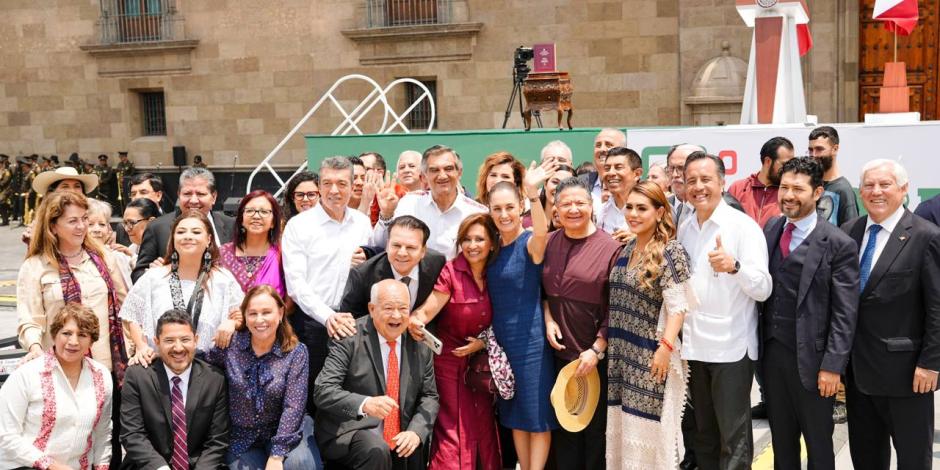 La gobernadora Evelyn Salgado Pineda posa junto a otras mandatarias y mandatarios estatales tras el informe de AMLO.