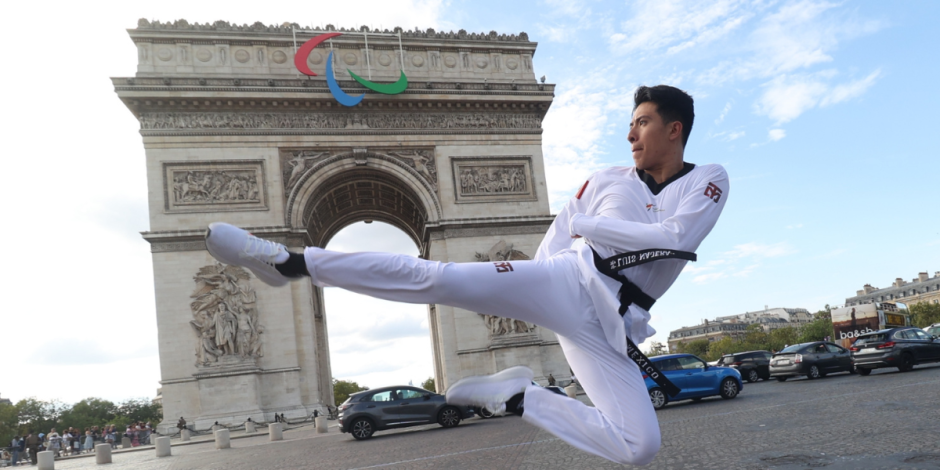 Luis Mario Nájera con su medalla de plata frente al Arco del Triunfo