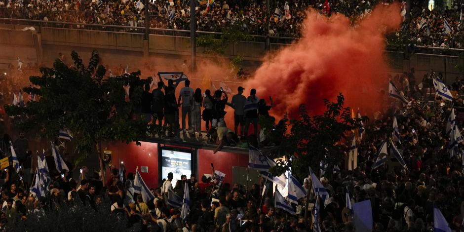 Familias de rehenes y críticos del gobierno exigen con protestas masivas y quemas un acuerdo para el retorno de los cautivos, ayer.