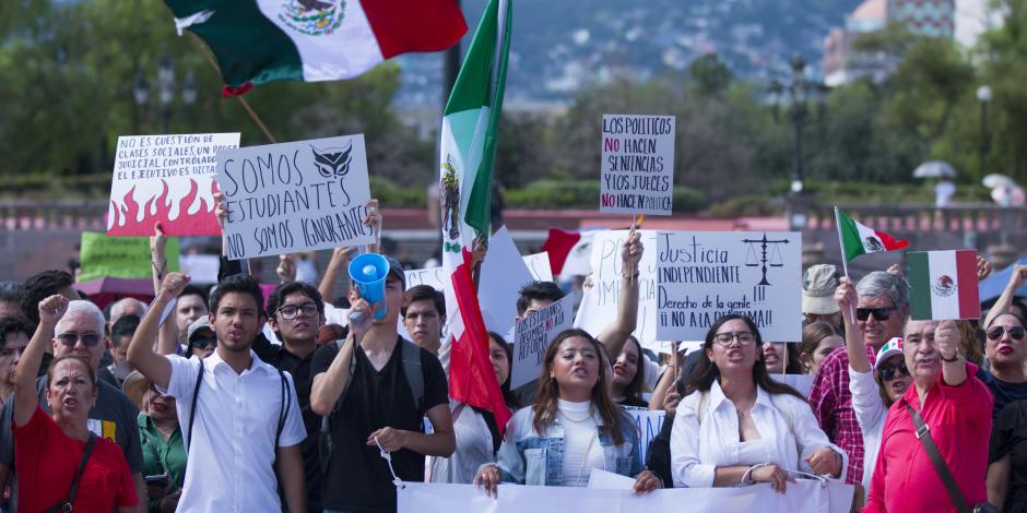 Más de 2 mil personas salieron a manifestarse en calles de Monterrey, NL, ayer.