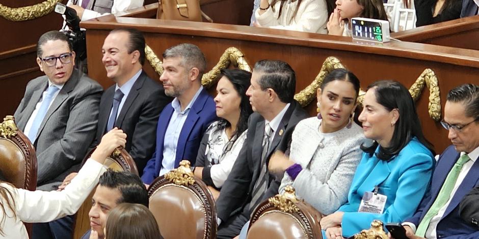 Alessandra Rojo de la Vega (segunda de der. a izq.) y Lía Limón, ayer.