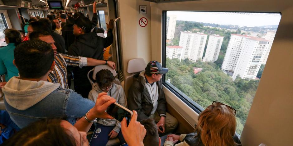 Capitalinos, dentro de un vagón del tren El Insurgente, ayer.