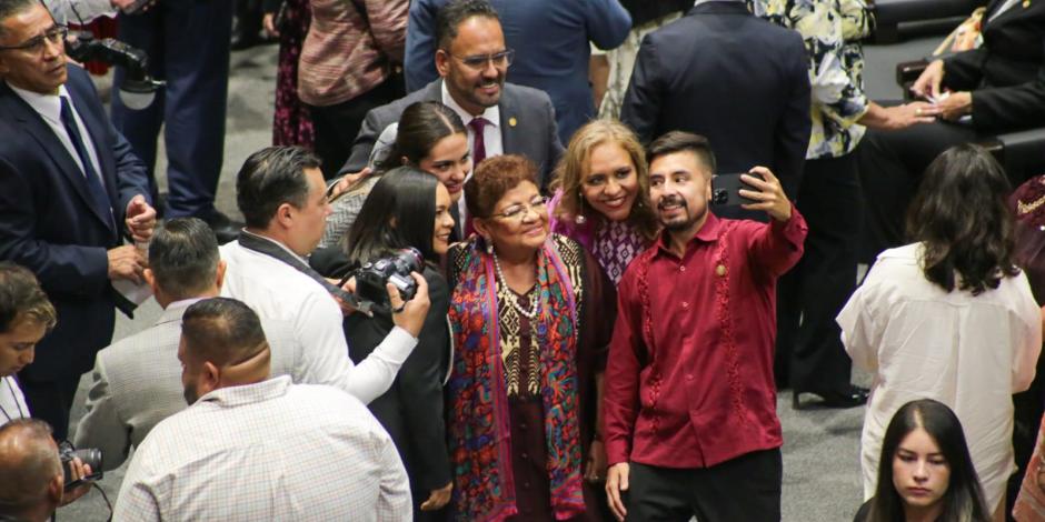 La senadora Ernestina Godoy (centro) en su llegada al recinto, ayer.