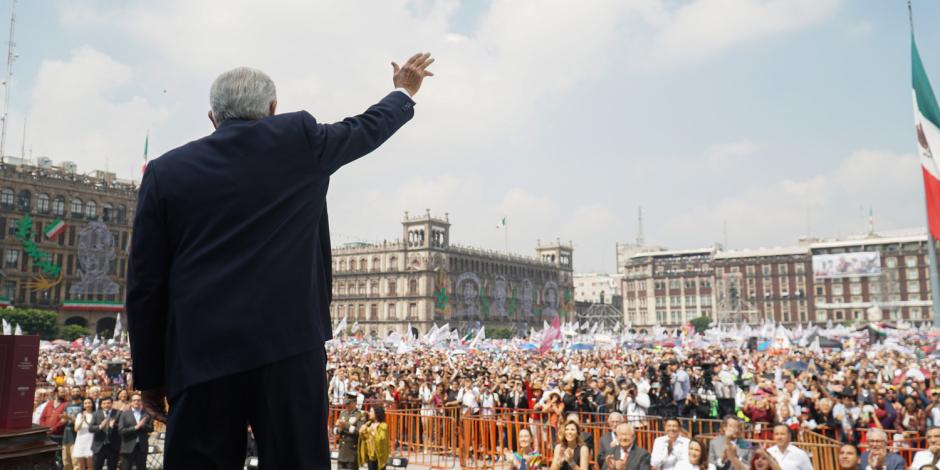 El Presidente, ayer, tras su mensaje en el Zócalo; en primera fila aplauden, la Presidenta electa, Claudia Sheinbaum, y gobernadores.