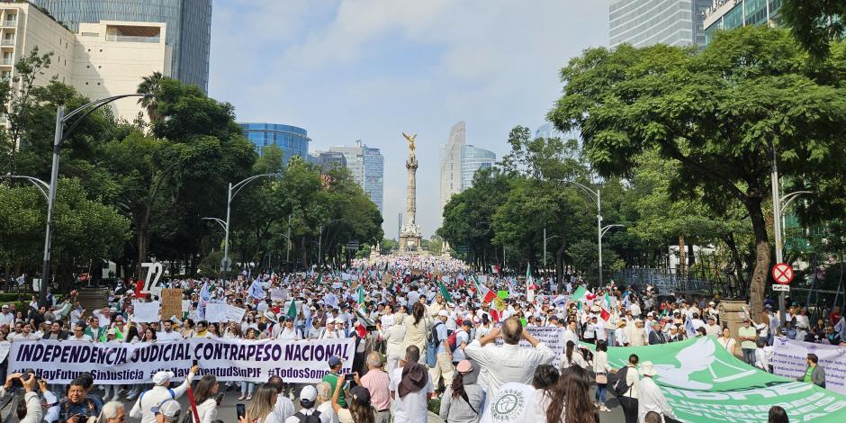 Manifestación, ayer, en Reforma, contra la reforma judicial.