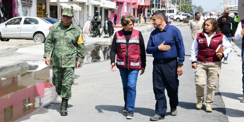 A más de un mes de las inundaciones, la gobernadora Delfina Gómez visitó nuevamente las calles inundadas en Chalco.