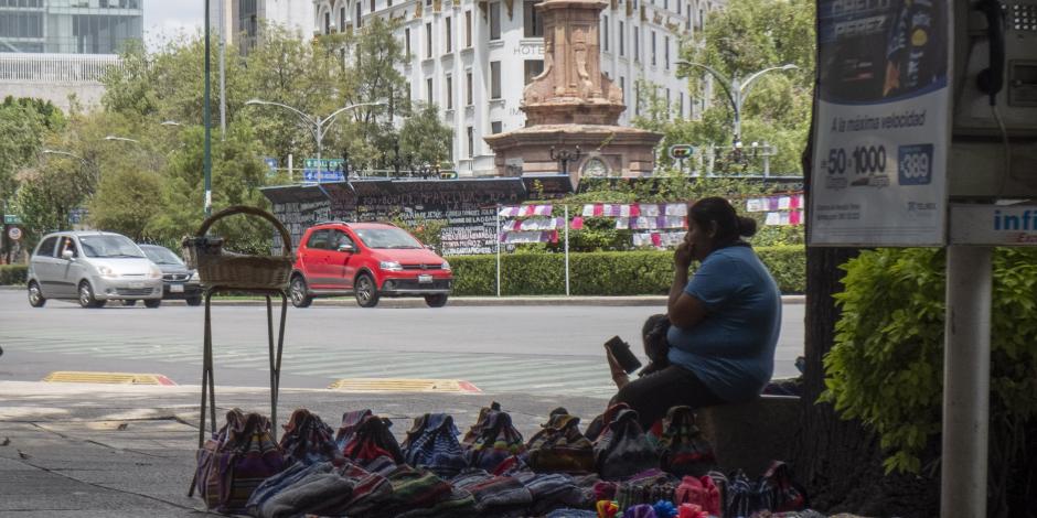 Una persona vende artesanías en la calle, en una imagen de archivo.