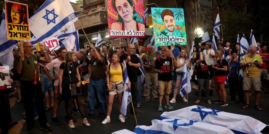 Con dibujos de los rehenes asesinados y cajas que simulan ataúdes, israelíes protestan en Jerusalén, ayer.