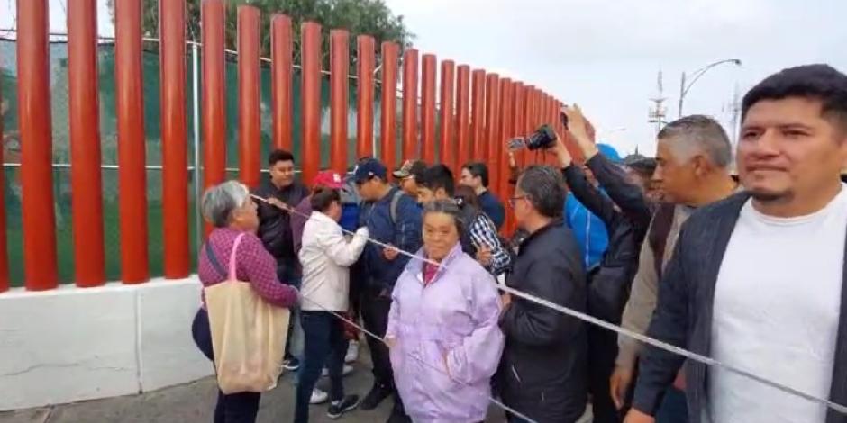 Se registran primeras peleas con manifestantes al exterior de la Cámara de Diputados.