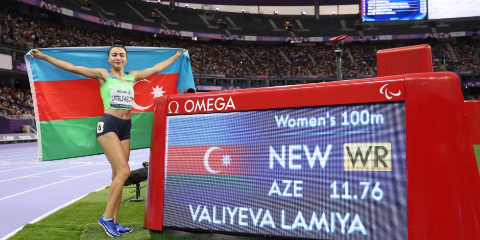 Lamiya Valiyeva, de Azerbaiyán, presume su oro en la final de 100 m T13 de los Juegos Paralímpicos de París 2024.