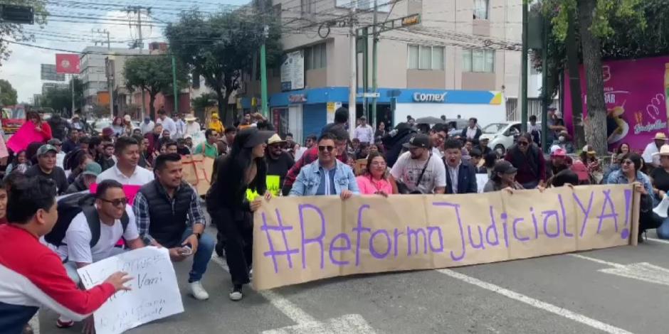 Jóvenes estudiantes toman las calles para apoyar la reforma judicial.