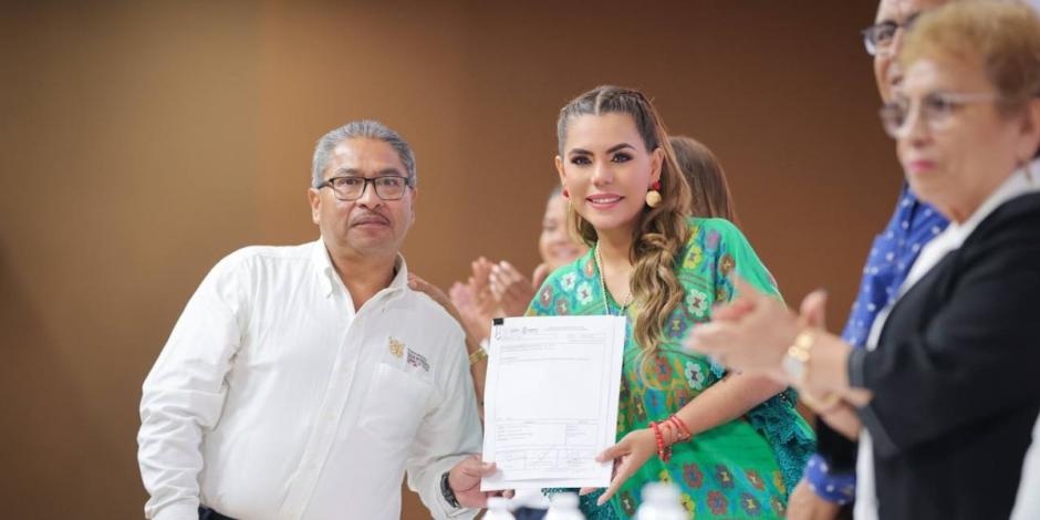 Evelyn Salgado entrega estímulos a la permanencia a mil 600 servidores públicos del estado.