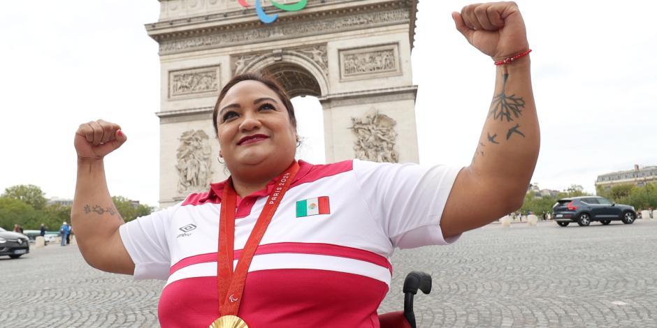 Zarza acudió al Arco del Triunfo para celebrar su medalla de oro.