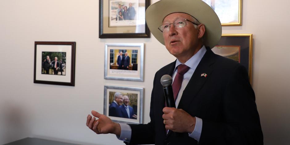 El embajador de EU en México, Ken Salazar, ayer, en conferencia de prensa.