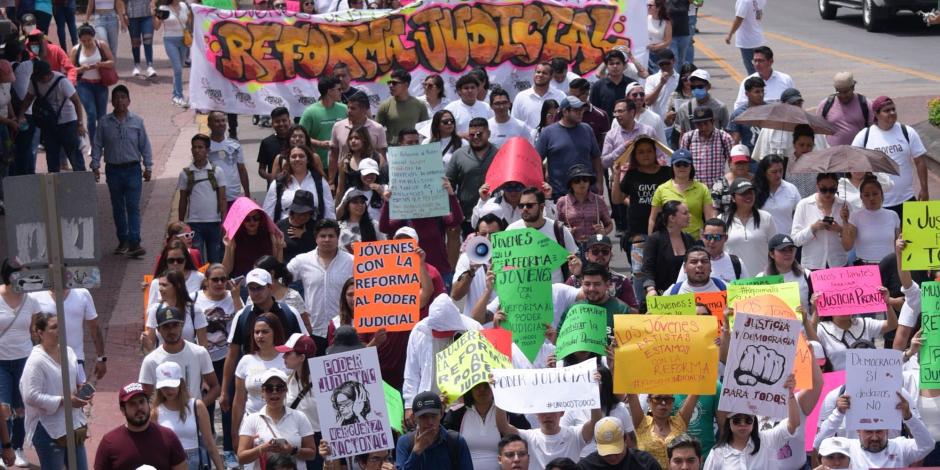 Se manifiestan jóvenes de 90 universidades en plazas públicas y sedes del Poder Judicial.