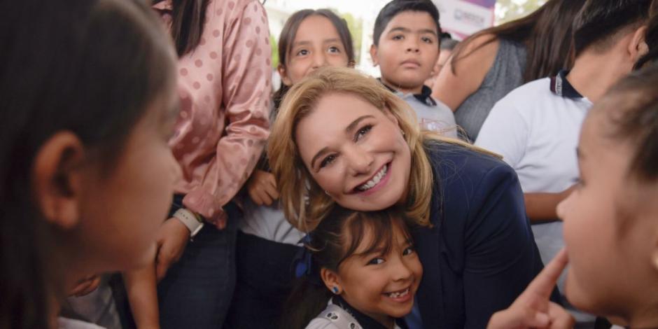 Maru Campos respalda bolsillo de familias de Chihuahua con entrega mochilas, zapatos y útiles.