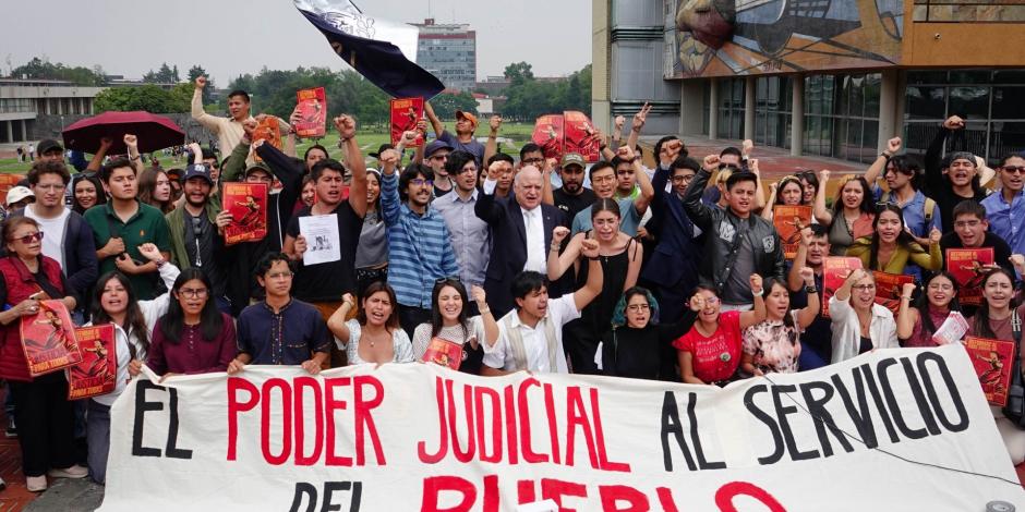 Estudiantes realizaron una protesta a favor de la Reforma Judicial, frente a la Rectoría de la Universidad Autónoma de México.