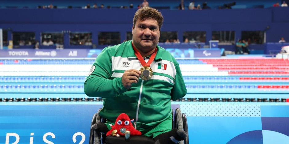 Arnulfo Castorena luce su presea dorada obtenida en los Juegos Paralímpicos de París 2024.