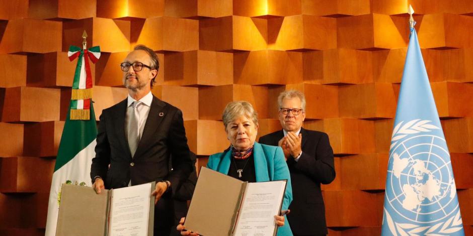 Alicia Bárcena en la firma de colaboración con las agencias de la ONU, ayer.