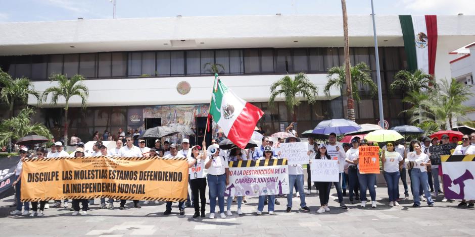 Trabajadores del PJ protestan, ayer, en Tuxtla Gutiérrez, Chiapas.