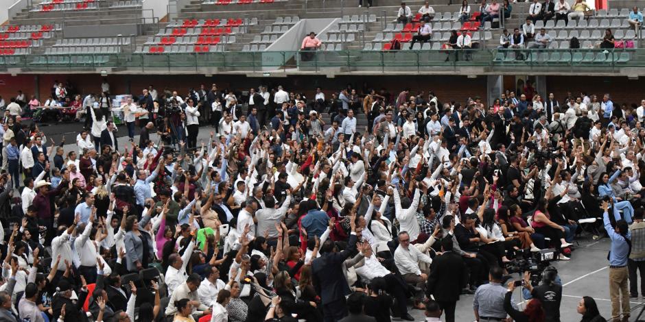 Votación de diputados, la madrugada de ayer, de la reforma judicial en la sede alterna de la Magdalena Mixhuca.