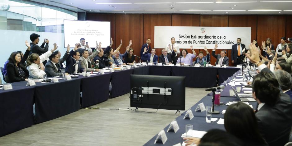 Senadores integrantes de la Comisión de Puntos Constitucionales, en sesión, ayer.