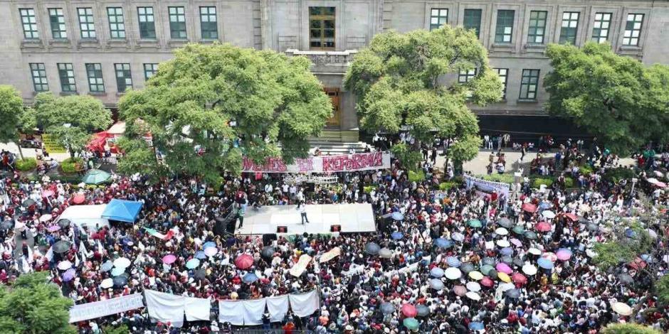 Miles de universitarios abarrotan la SCJN para apoyar la reforma judicial.