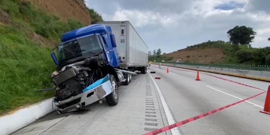 En el acotamiento quedó el tráiler que ocasionó el accidente en la autopista México-Puebla, ayer.