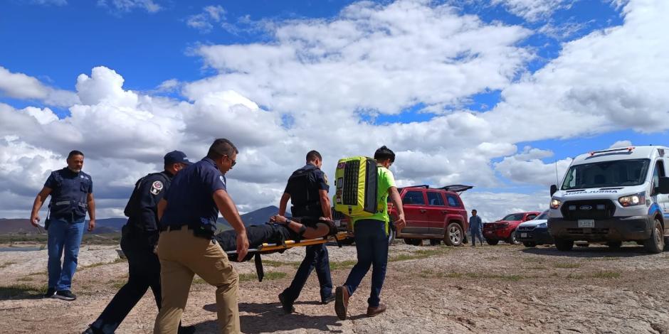 Personal del municipio de Chihuahua traslada a uno de los tripulantes, ayer.