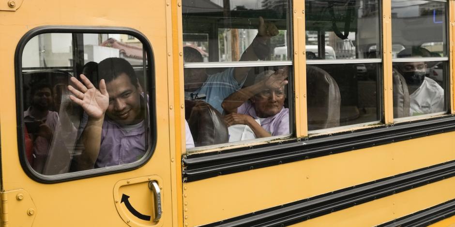 Enemigos del régimen sandinista son trasladados tras arribar al aeropuerto de Guatemala, ayer.