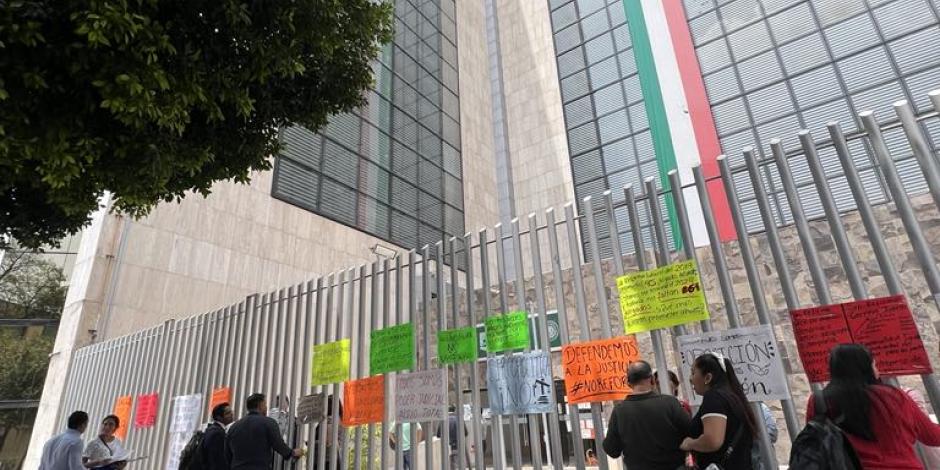 Personas afuera de los tribunales laborales, ayer.