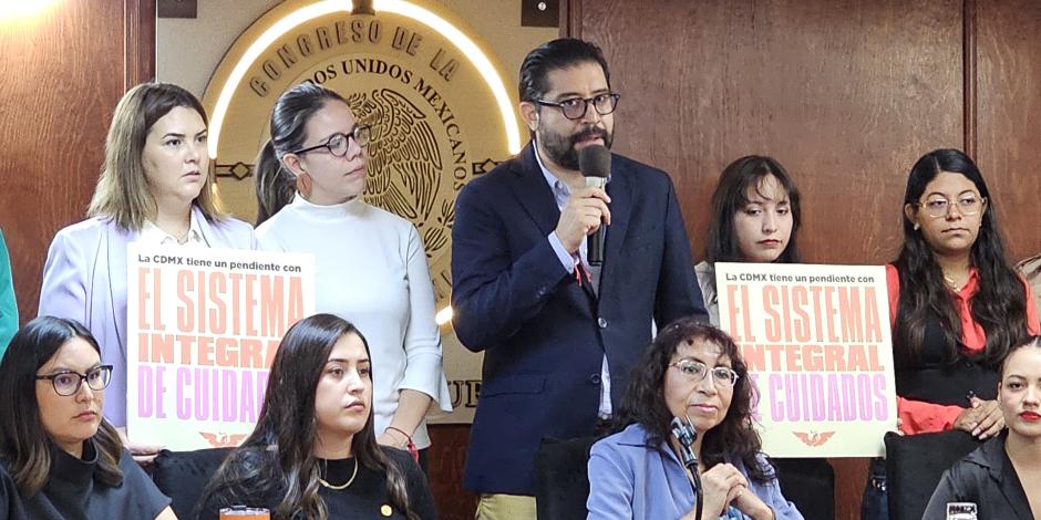 El coordinador de MC en el Congreso de la CDMX, Royfid Torres (centro).