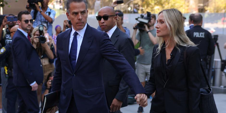 Hunter Biden, hijo del presidente de EU, acude al tribunal en Los Ángeles, California, junto a su pareja, Melissa Cohen, ayer.