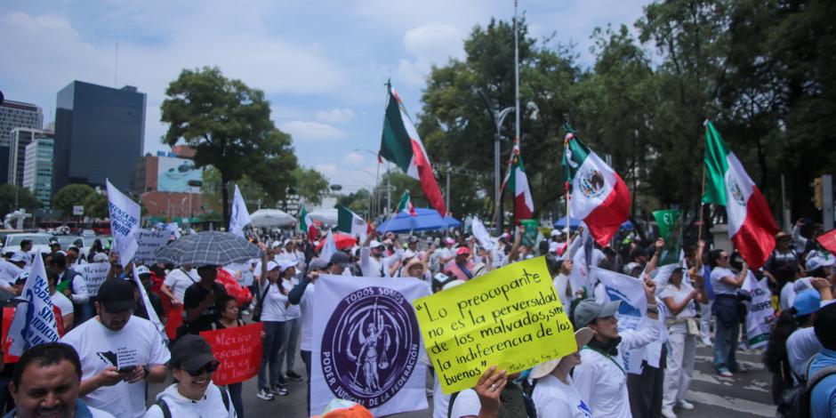 Manifestación de trabajadores y alumnos frente al Senado.