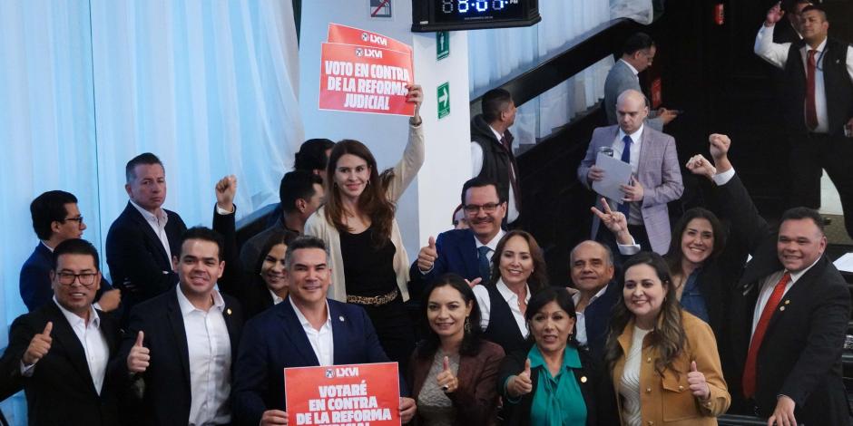 La bancada del PRI en el Senado, ayer en la sede de la Antigua Casona de Xicoténcatl.