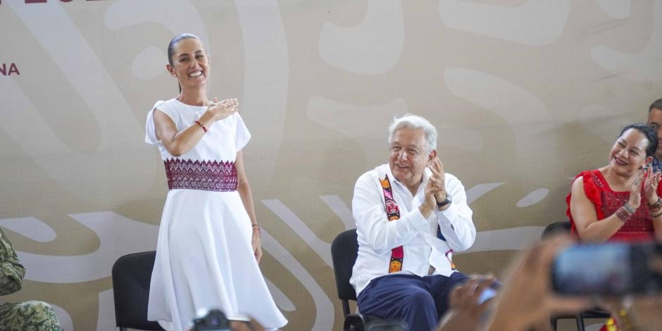 Claudia Sheinbaum, presidenta electa de México, y Andrés Manuel López Obrador, presidente de México, encabezaron la entrega de escrituras a vecinos de la colonia Colosio de Playa del Carmen.