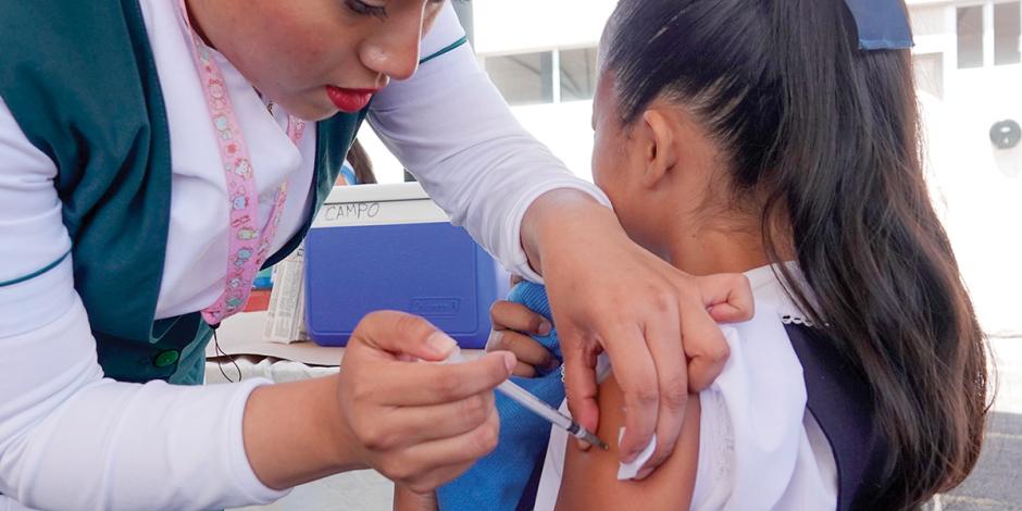 Una niña de una primaria de la CDMX, siendo vacunada el 11 de septiembre de 2023.