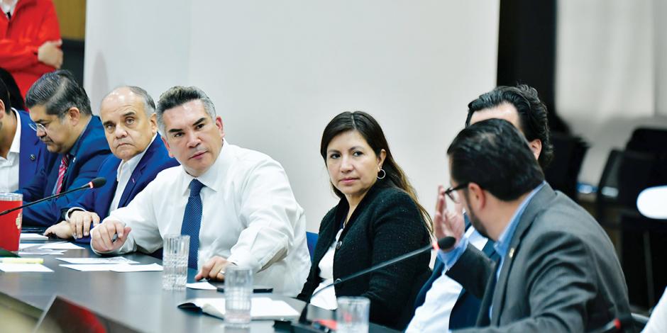 Alejandro Moreno (c.), ayer en reunión con trabajadores del Poder Judicial.