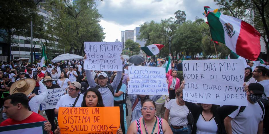 Trabajadores del PJ se manifestaron, ayer, afuera del Senado.