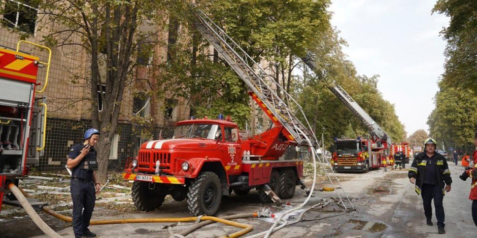 Fotografía del 4 de septiembre de 2024. Trabajadores de rescate hacen labores en el sitio de una universidad militar afectada por un ataque ruso en Poltava, Ucrania