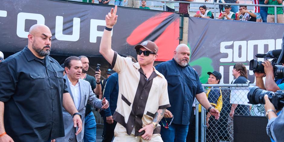 Saúl 'Canelo' Álvarez saluda a la afición antes del arranque del México vs Nueva Zelanda.