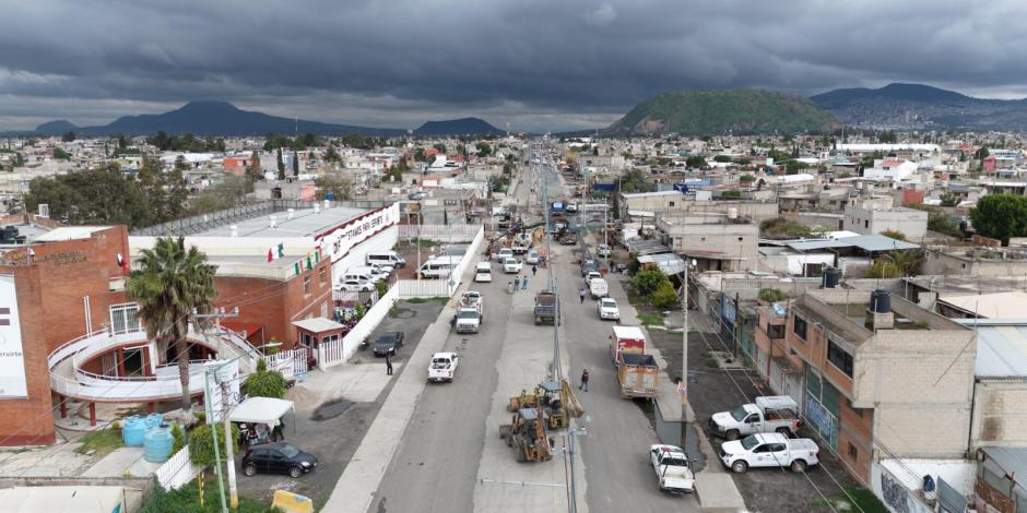 Brigadas coordinadas limpian 28 calles afectadas por lluvias en Chalco.