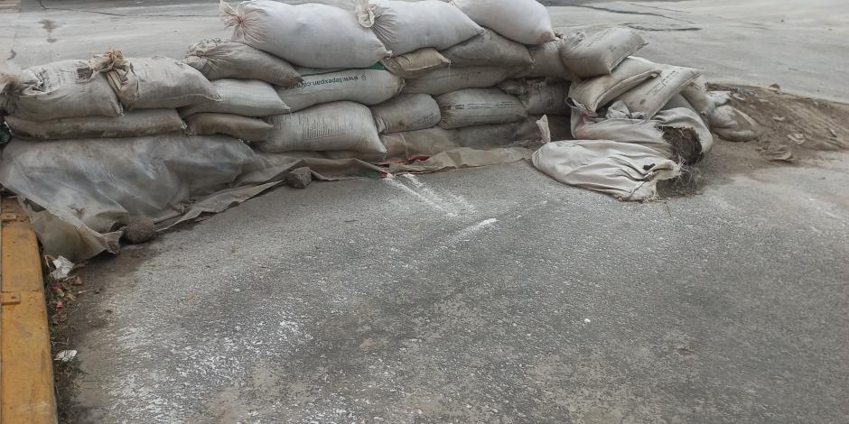 En la calle 16 de Septiembre de la colonia San Miguel Jacalones, aún permanecen algunos costales de arena que fueron colocados para evitar el paso del agua.