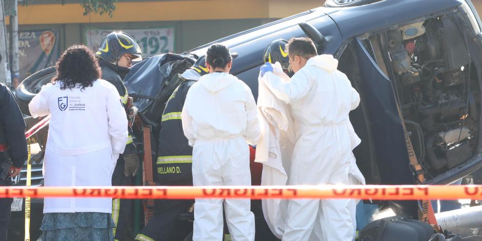 Peritos atienden un accidente en el que murieron dos personas, el 1 de junio.