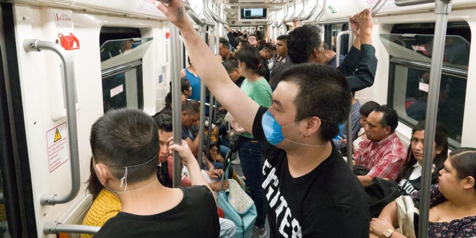 Dos hombres de origen asiático viajan en el Metro capitalino, en imagen de archivo.