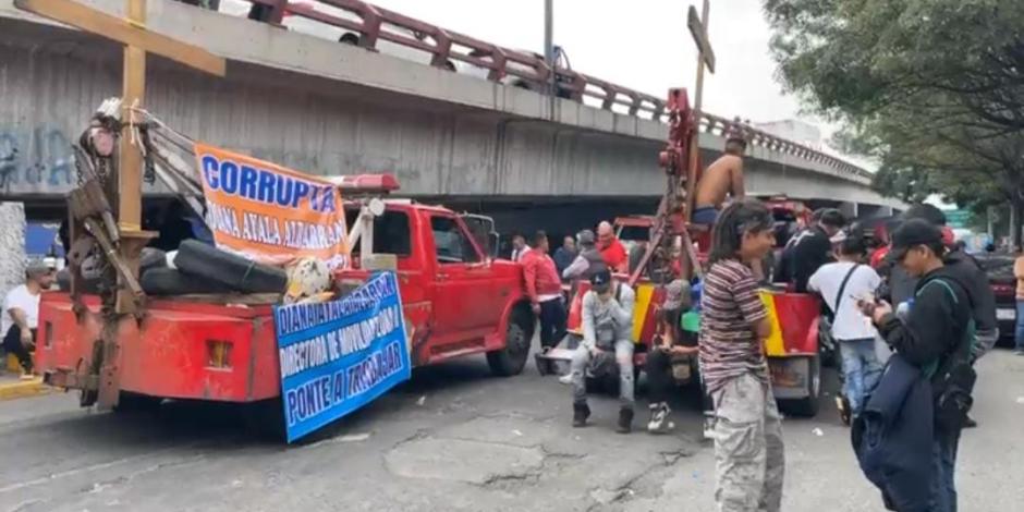 Los manifestantes colocaron algunos vehículos en la lateral de la avenida Gustavo Baz, en Tlalnepantla, mientras se realizaban las pláticas con autoridades, ayer.