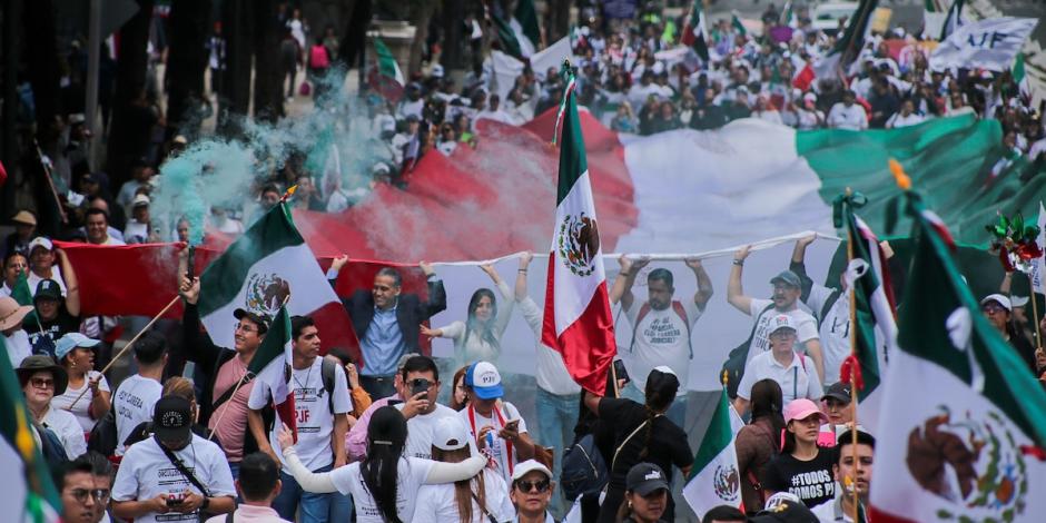 Personas se manifestaron, ayer, contra enmienda presidencial.