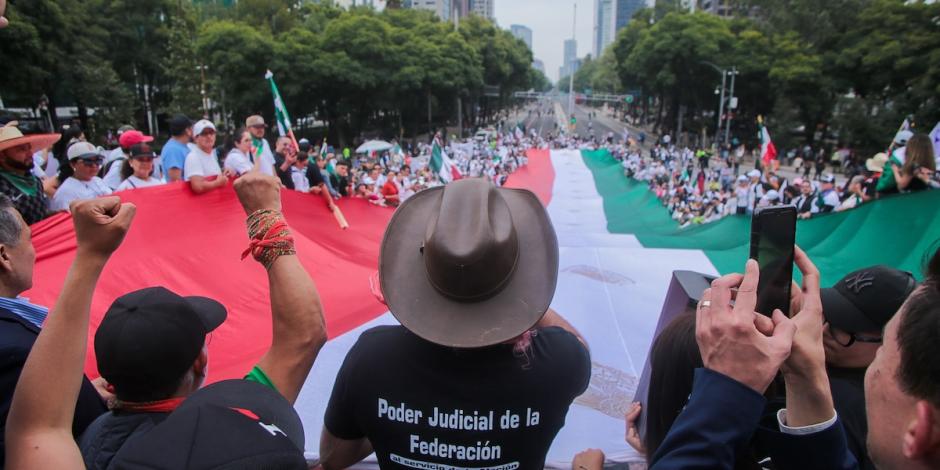 Manifestantes en contra de la reforma al PJ, ayer.