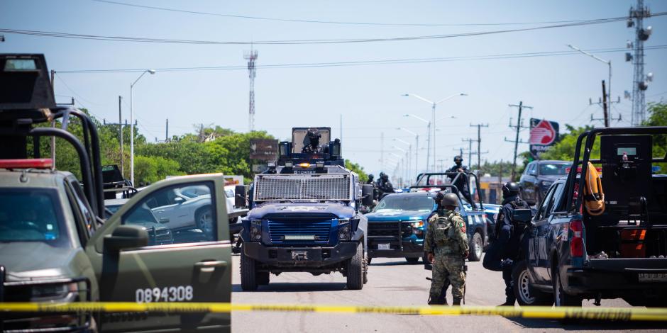 Tras choque entre militares y criminales armados hallan 12 vehículos baleados, ayer.