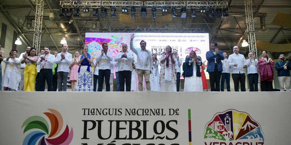 El gobernador Cuitláhuac García Jiménez en el corte de listón del Tianguis Nacional de Pueblos Mágicos en su sexta edición.